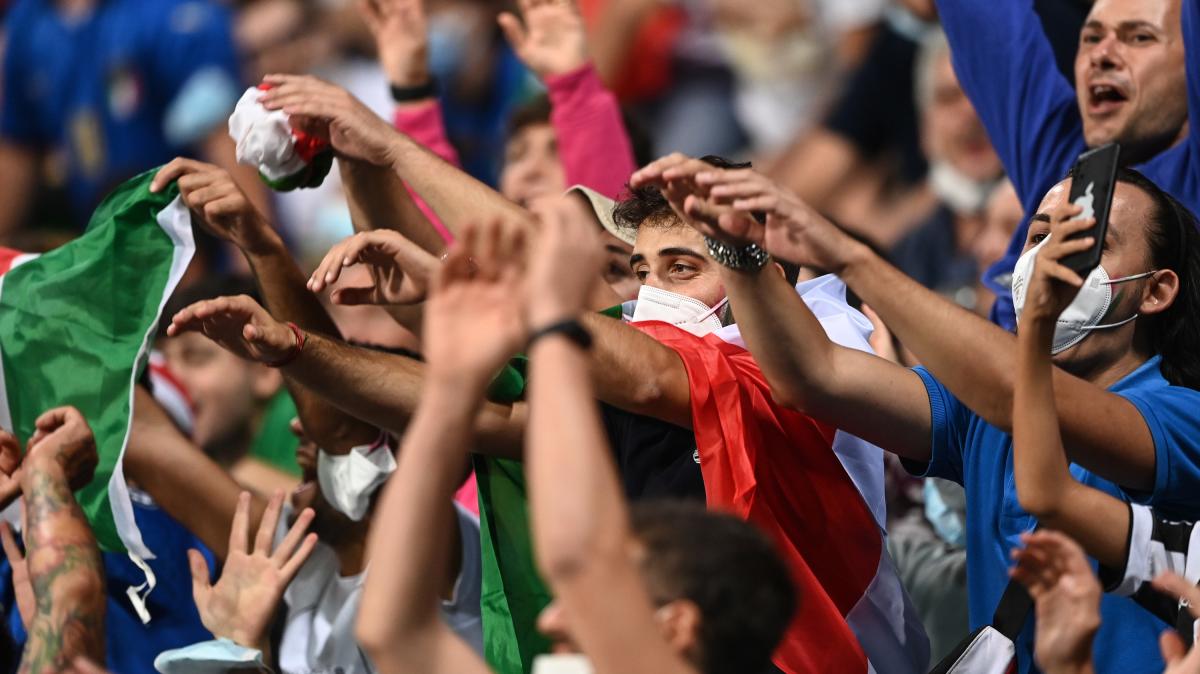 L'Italia si aggrappa al fortino di Bergamo: 23mila sciarpe e un tifo da record per il Mondiale