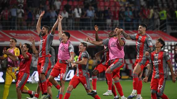 La Cremonese batte al 93' il Sassuolo e vola in testa alla classifica 