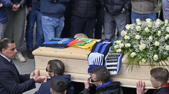 Sciarpe al cielo e silenzio, così la Curva Nord guidata dal Bocia saluta Riccardo