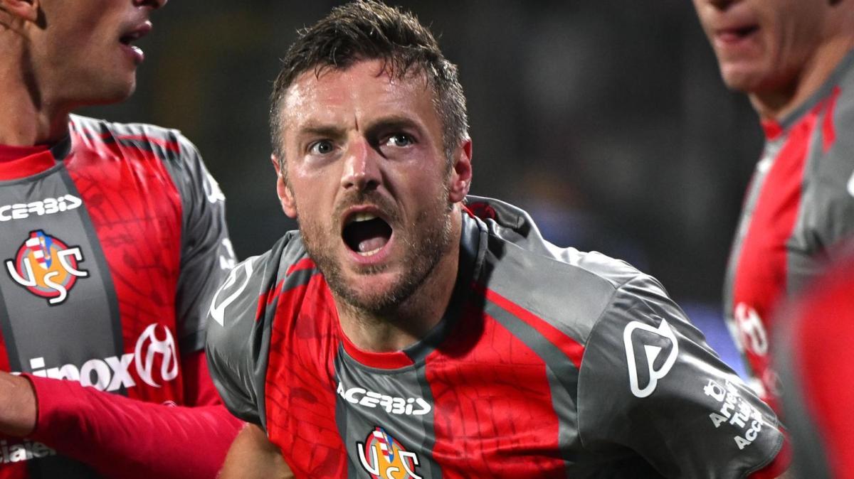 Crollo Bologna al Dall'Ara: Vardy è implacabile, la Cremonese fa l'impresa dopo 35 anni e sorpassa l'Atalanta 