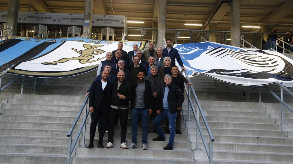 TA, FOTO - La festa dei 118 anni è già cominciata: volti storici, tifosi e la statua dell’Europa League illuminano Bergamo