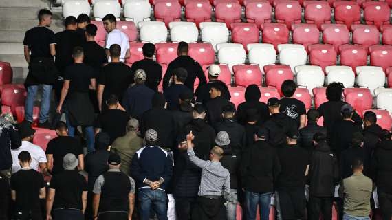 Debrecen, ultras azzurri di spalle durante l’inno israeliano: protesta e cartelli contro Israele