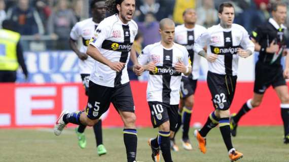 I giocatori del Parma esultano dopo il gol di Zaccardo al Napoli.