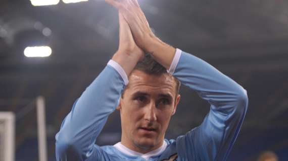 Miroslav Klose applaude i propri tifosi. E&#039; lui il trascinatore dei biancocelesti