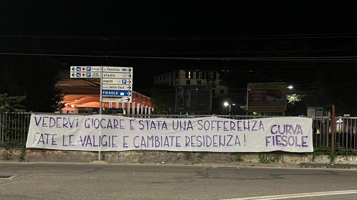 Clima rovente a Firenze, la Fiesole esplode contro la squadra: striscioni e veleni aspettando l'Atalanta