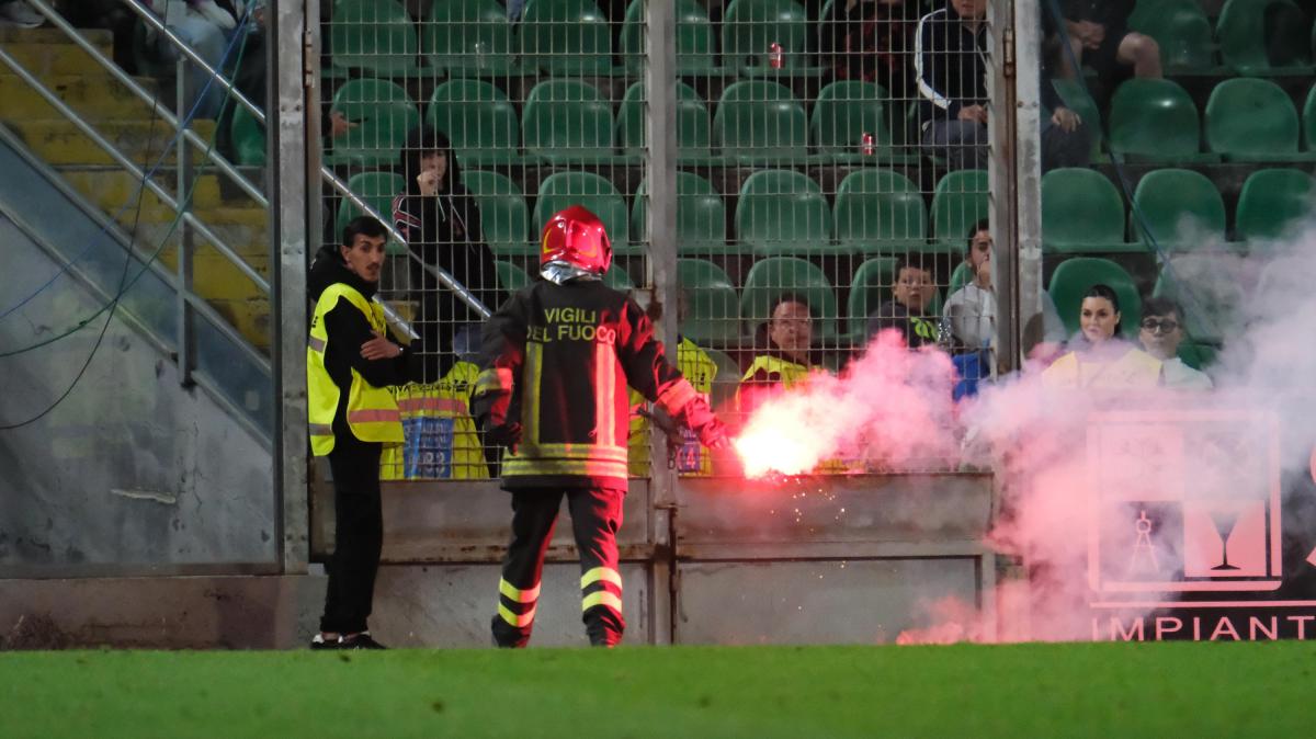 Follia allo Stirpe: lancio di petardi dal settore ospiti, feriti due vigili del fuoco durante Frosinone-Pescara