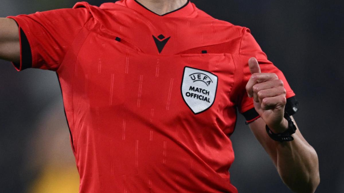 Bufera sull’arbitro Shaun Evans: la FIFA apre un’indagine per un gesto contestato