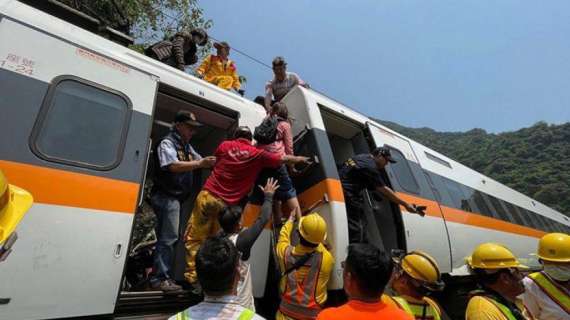 Taiwan, almeno 41 morti nel deragliamento di un treno