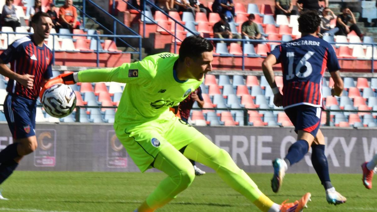 AZ Picerno avanti all'intervallo: decide l'incornata di Pugliese. Dea sfortunata, traversa di Manzoni