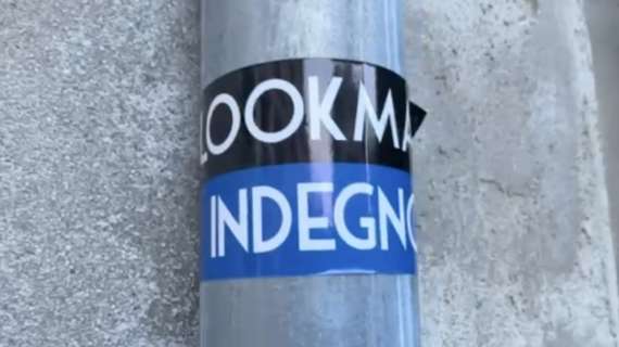 Bergamo si divide su Lookman: adesivi con la scritta “indegno” in città
