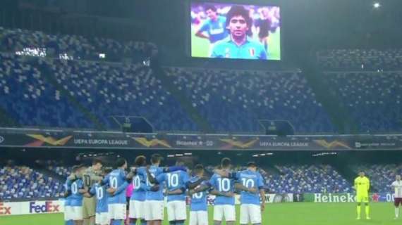 Napoli, azzurri abbracciati con la 10, Diego sul maxi schermo: il minuto di silenzio al San Paolo