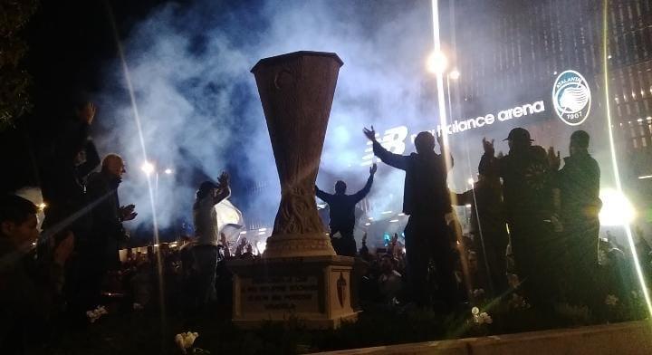 Ecco la statua dell’Europa League: svelato il simbolo di Dublino davanti a migliaia di tifosi