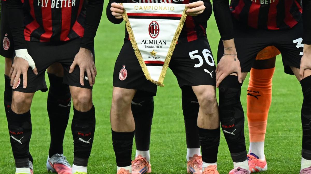 Il bel gesto del Milan: i giovani rossoneri entrano accompagnati dalle mamme