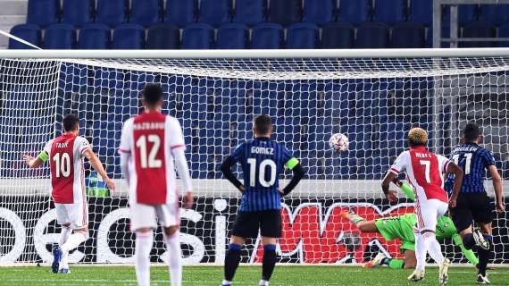 L'Ajax passa in vantaggio a Bergamo, rigore trasformato da Dusan Tadic