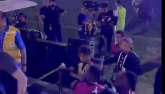 VIDEO - Incredibile in Supercoppa araba: dagli spalti prendono a frustate Hamdallah dell'Al Ittihad