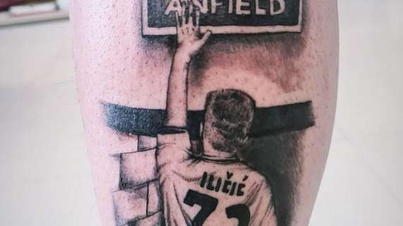 FOTO - Ilicic non dimentica la vittoria di Liverpool: tatuaggio con la targa "This is Anfield"