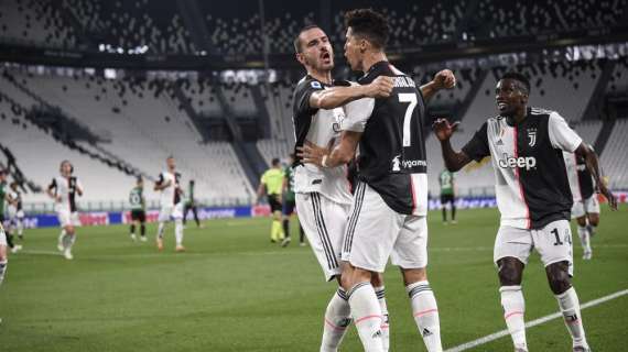De Roon con il braccio, è rigore per la Juventus: Ronaldo manda all'angolino, è 1-1