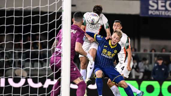 Joronen condanna il Venezia. Papera del portiere e vittoria dell'Hellas: 2-1 al Bentegodi