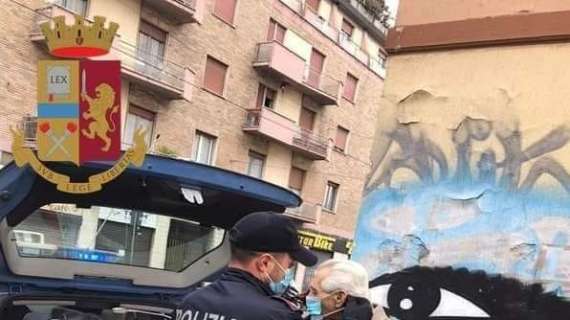 Fotonotizia - Pattuglia  in servizio regala la mascherina ad un anziano uscito senza