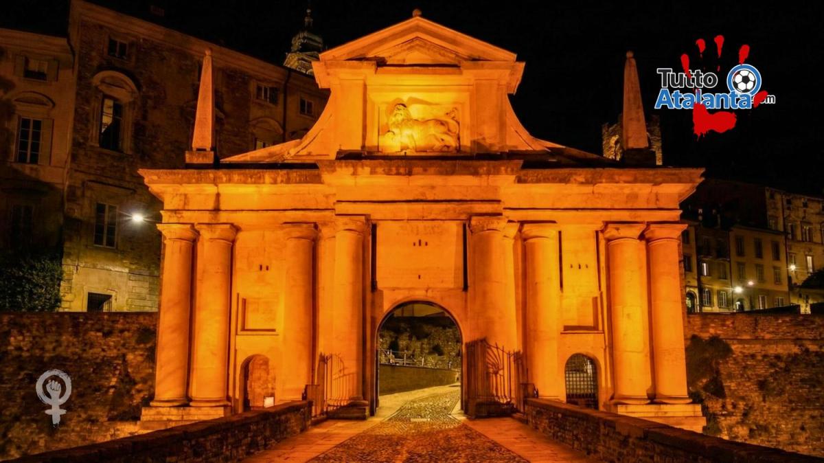 Bergamo accende la speranza: Porta San Giacomo e l'Ospedale si illuminano per le donne