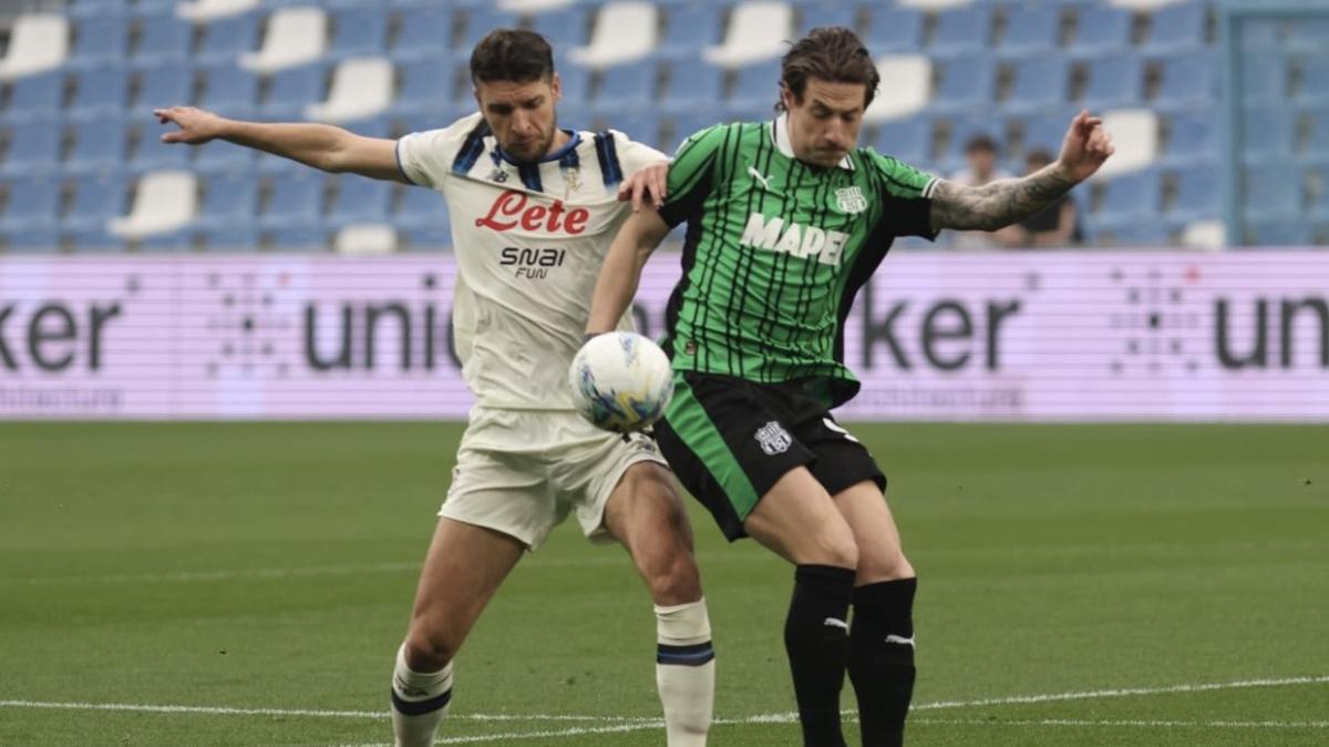 Sassuolo in dieci contro l'Atalanta: espulso Pinamonti al quarto d'ora