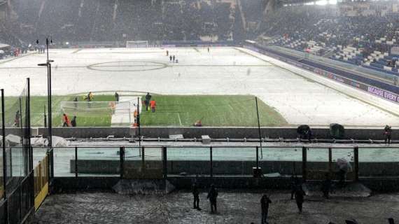 Villarreal, i giocatori escono dagli spogliatoi e salutano i tifosi: partita rinviata