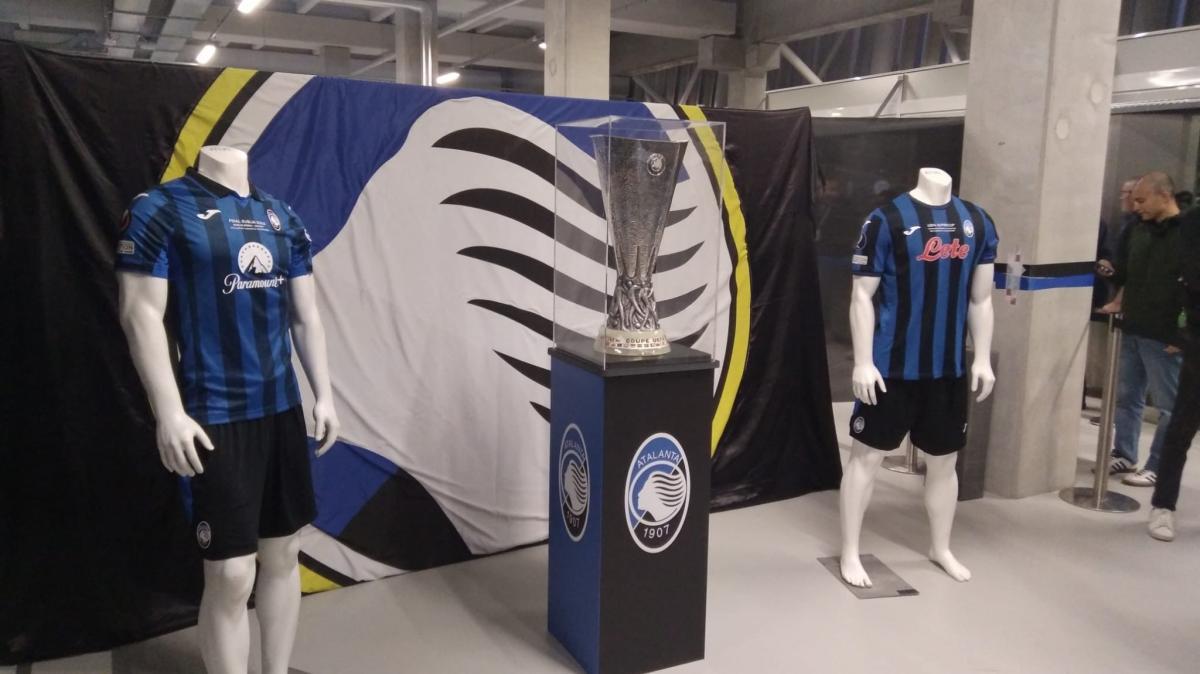 Atalanta, 118 anni di storia: svelata la statua dell’Europa League e la mostra delle maglie storiche incanta Bergamo