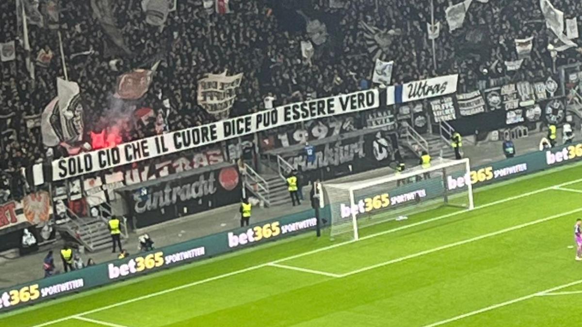 TA - «Solo ciò che il cuore dice può essere vero»: brividi a Francoforte, l'omaggio da pelle d'oca della Curva dell'Eintracht