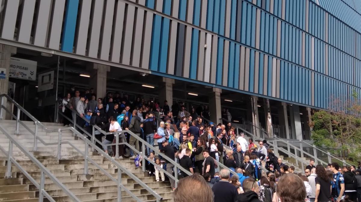 Febbre da finale a Bergamo: invasione dei tifosi all'allenamento, l'Atalanta chiama a raccolta il suo popolo