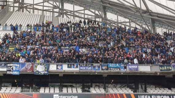 FOTO - I tifosi nerazzurri nel settore ospiti dedicato allo stadio Vélodrome di Marsiglia 