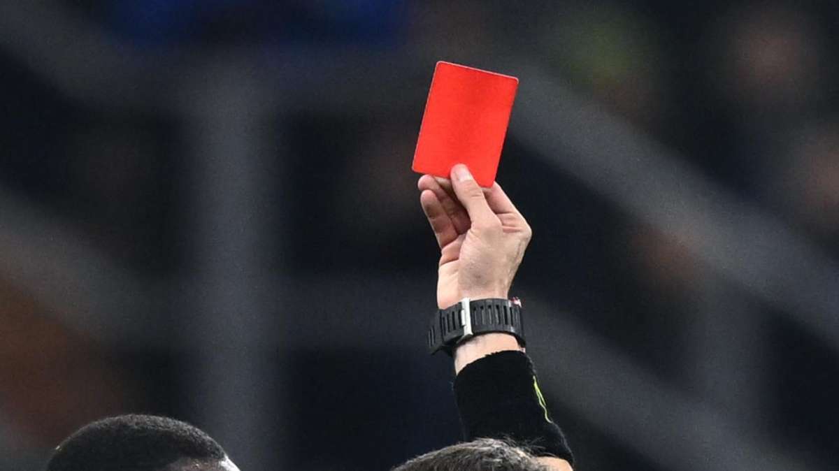 Cartellino rosso per chi si copre la bocca: l'Ifab rivoluziona il calcio e spegne i furbetti del labiale