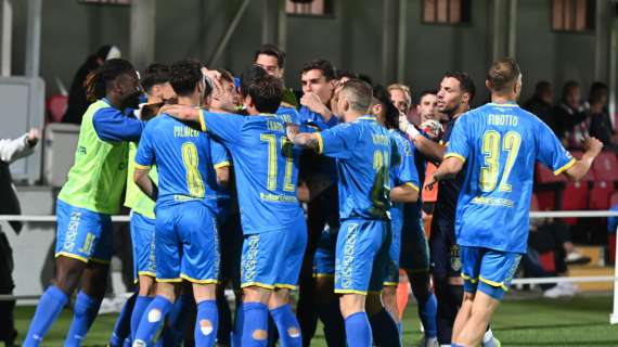 La Carrarese in Serie B: tra i tifosi in festa e i calciatori intenti a firmare autografi