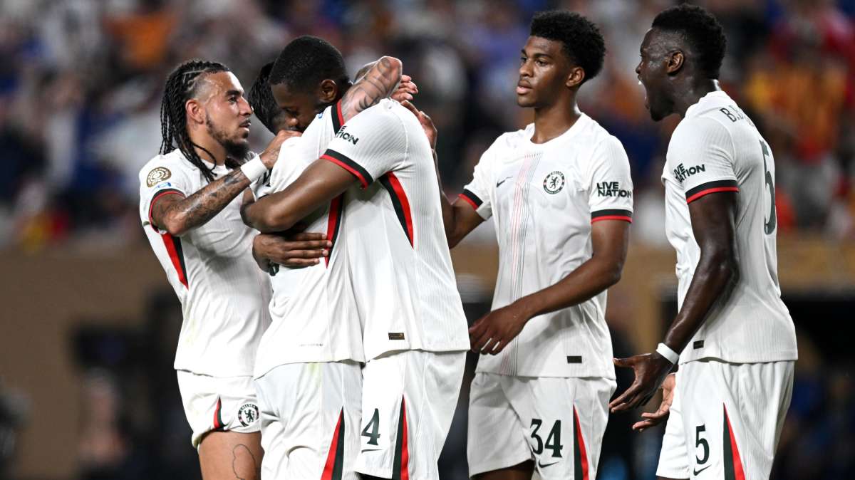 Chelsea-Benfica sospesa per maltempo a 4' dalla fine: decisiva una punizione di James