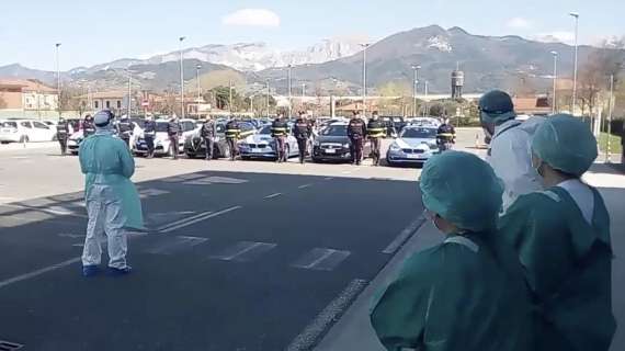 Video - Al Nuovo Ospedale Apuano di Massa Carrara le Forze dell'Ordine rendono onore a medici e infermieri