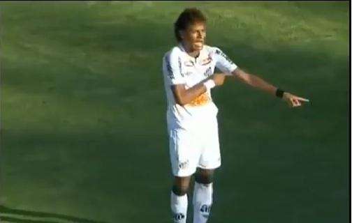 Neymar, con la maglia del Santos, mentre balla il nuovo tormentone