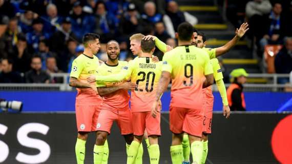 I tifosi del City scatenati: striscioni "UEFA Mafia" e cori contro la squalifica