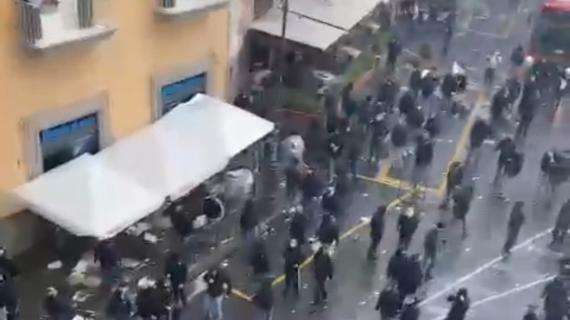 Napoli, ancora scontri nella zona dell'hotel dell'Eintracht: bombe carta e sampietrini