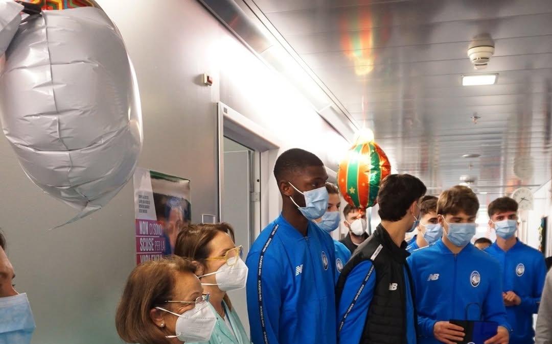 Cuore nerazzurro in corsia: Musah e i ragazzi della Primavera portano il Natale al Papa Giovanni