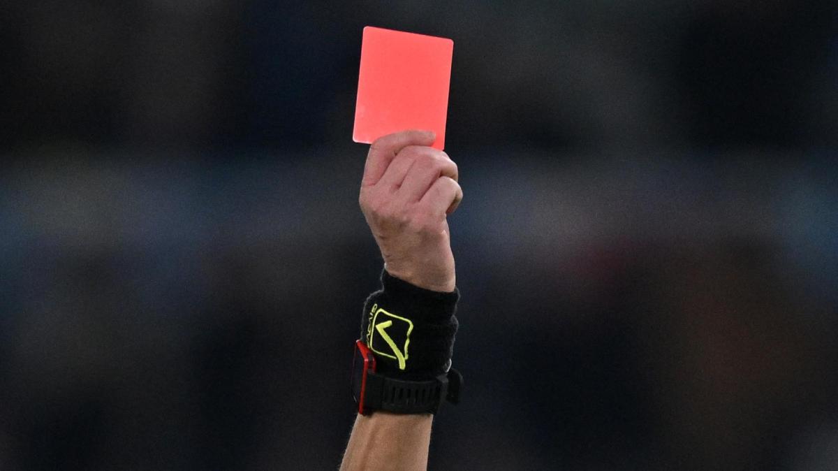 Follia in Seconda Categoria, l'arbitro finisce nel mirino: mani addosso e insulti. Arriva la maxi-stangata