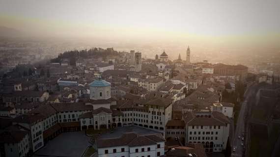 Roby Facchinetti canta per la sua città, Bergamo ferita: "Rinascerò, rinascerai" - Guarda il Video