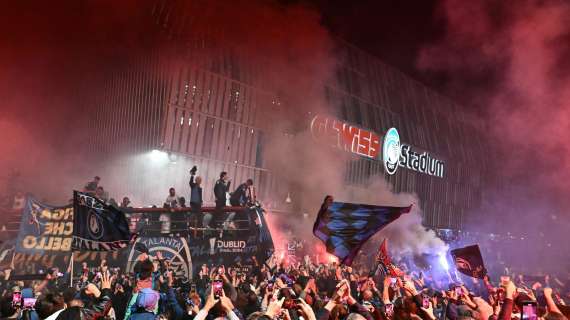 Il pullman scoperto è arrivato allo stadio: delirio dei tifosi con cori e fumogeni