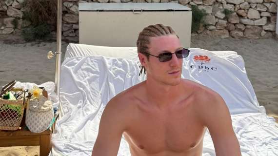 Brescianini stupisce tutti: ad Ibiza spuntano le treccine “social”