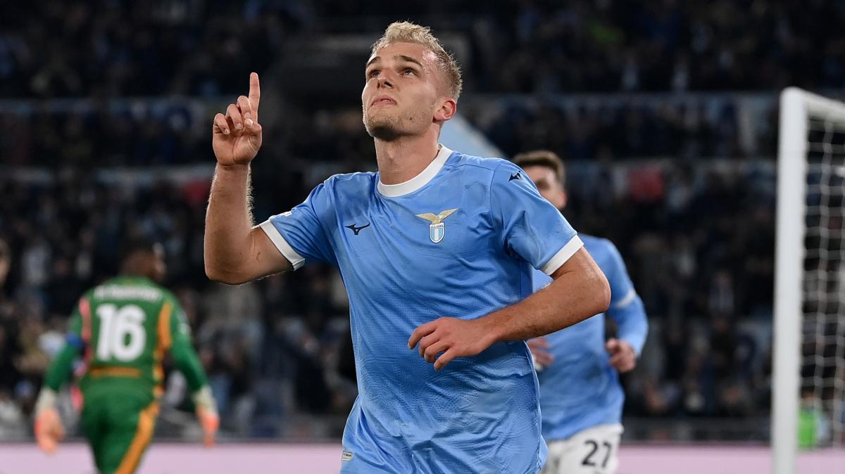 La Lazio spegne i sogni tricolori del Milan: Isaksen fa esplodere l'Olimpico, rossoneri a meno otto