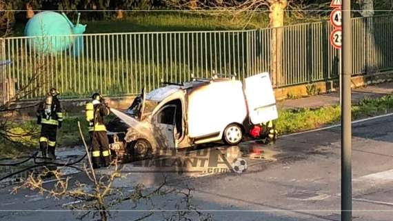 ESCLUSIVA TA - Terno d'Isola: veicolo commerciale Dacia prende fuoco, esplode bombola di Gpl