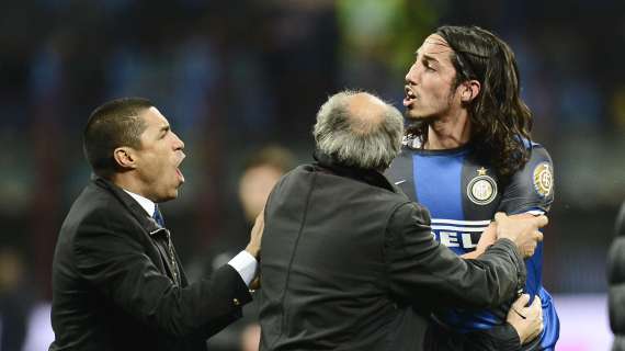 Fotonotizia: Schelotto innesca il rosso a Raimondi, rissa dell'ex contro i nerazzurri