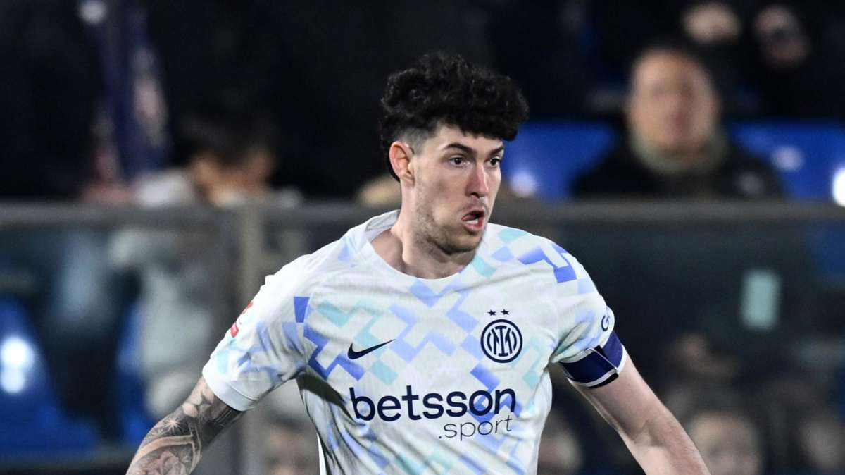 Il calvario di Bastoni: pioggia di fischi al Sinigaglia, ma l'Inter e Fabregas fanno scudo