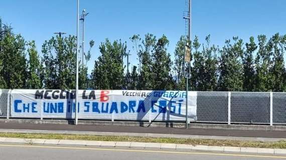 “Meglio la B che uno in squadra così”: altro striscione dei tifosi contro Lookman