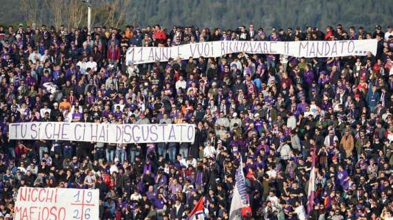 Fotonotizia - Duro striscione dei tifosi viola contro Nicchi: "Sei un mafioso" 