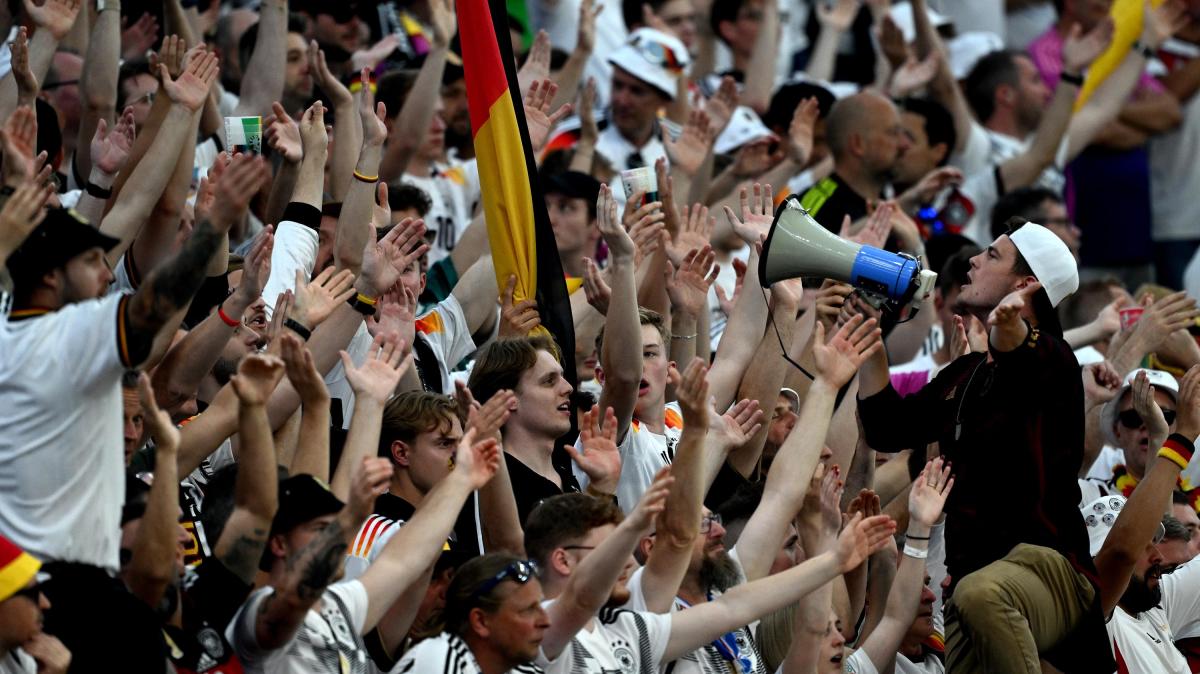 Germania, i giocatori pagano il viaggio ai tifosi: trasporto gratuito per la sfida con l’Ecuador