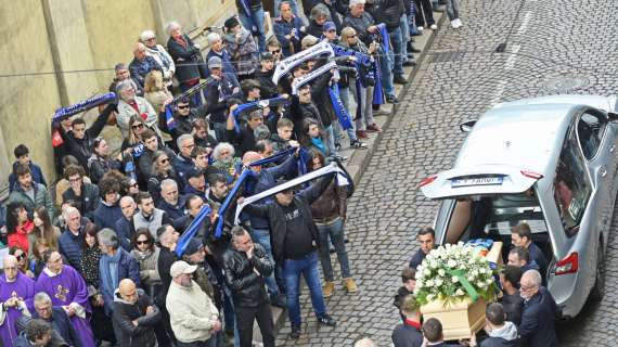 Le sciarpe al cielo per Riccardo, quando il calcio insegna a tacere